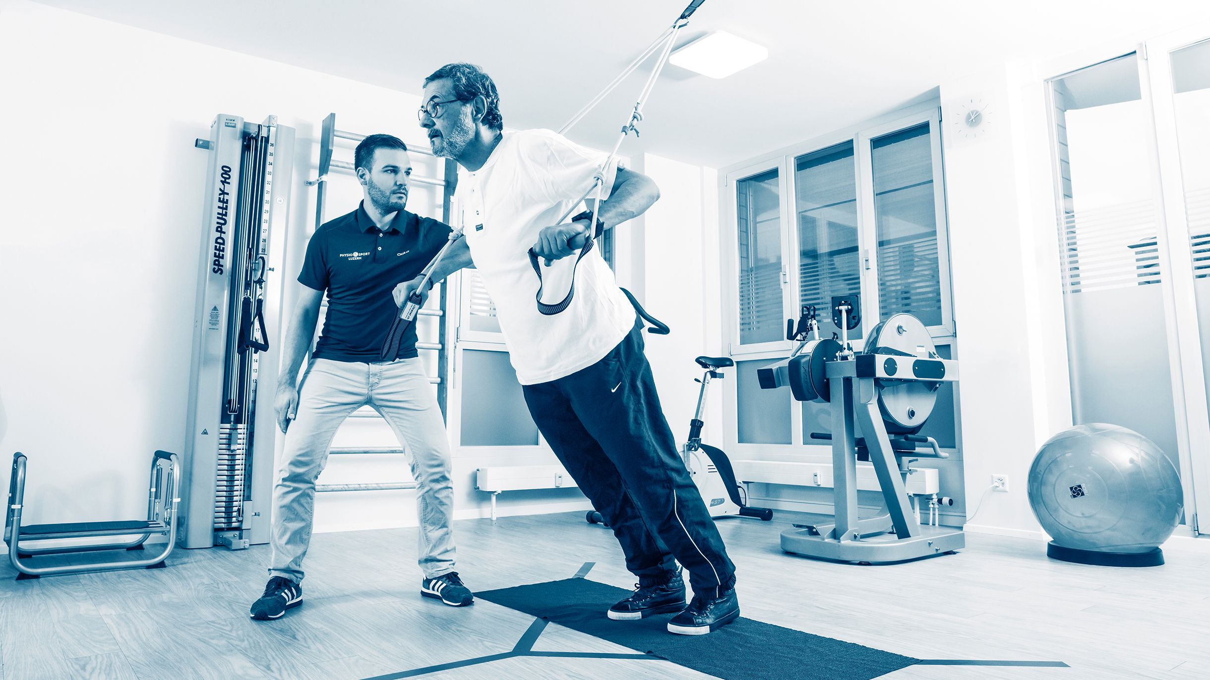 Michael Künzli mit Patient im Physioraum