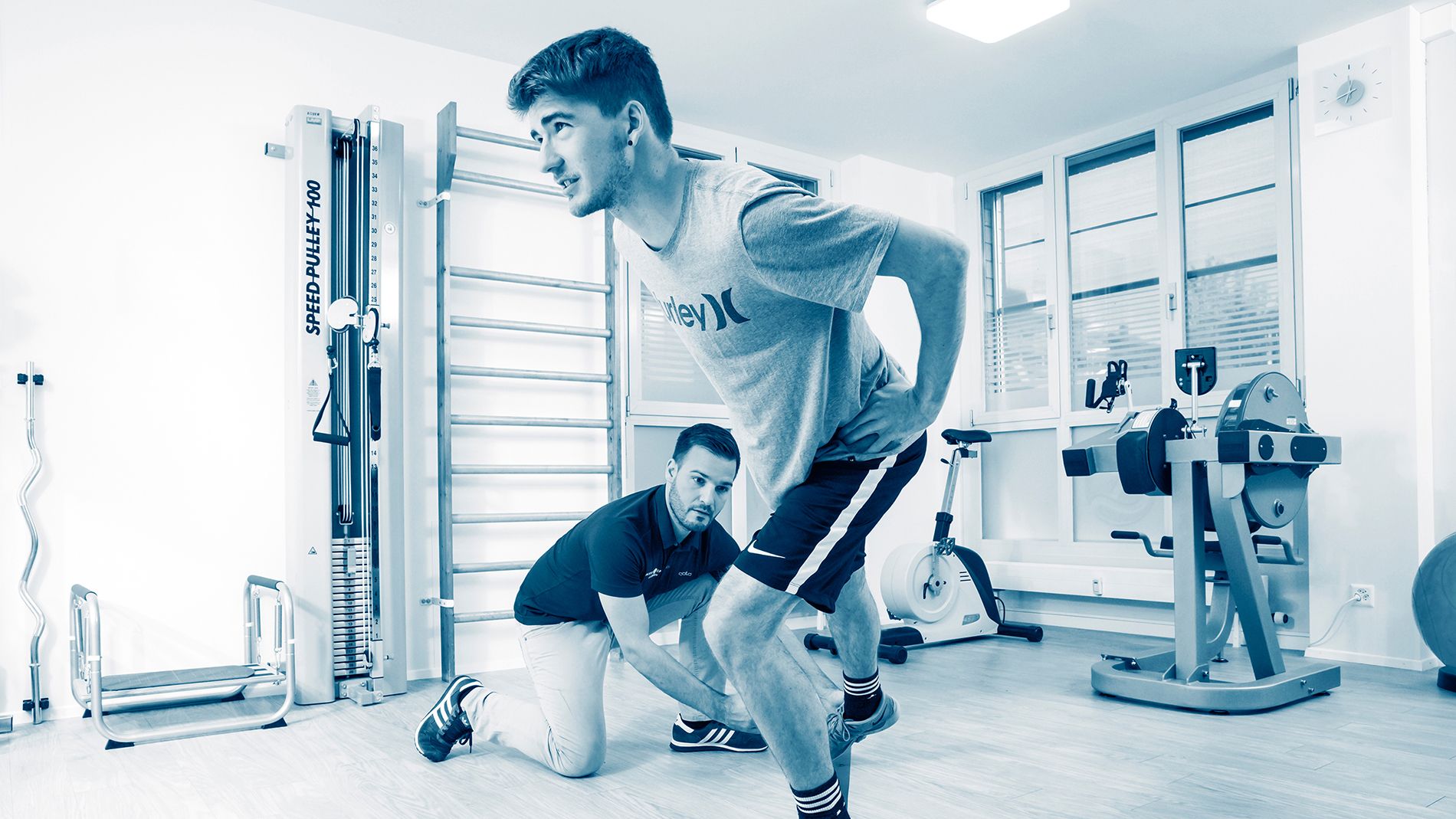 Michael Künzli mit Patient im Physioraum