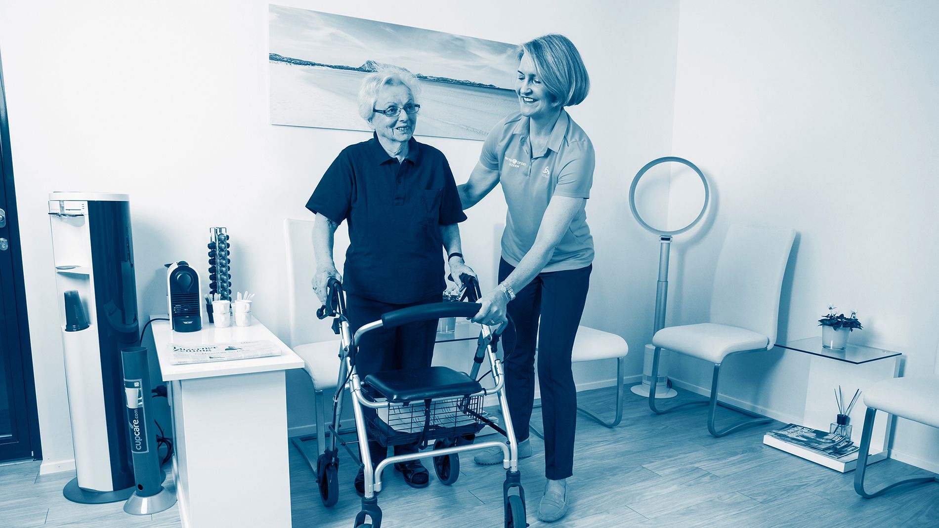 Therapeutin holt Patientin im Wartezimmer ab